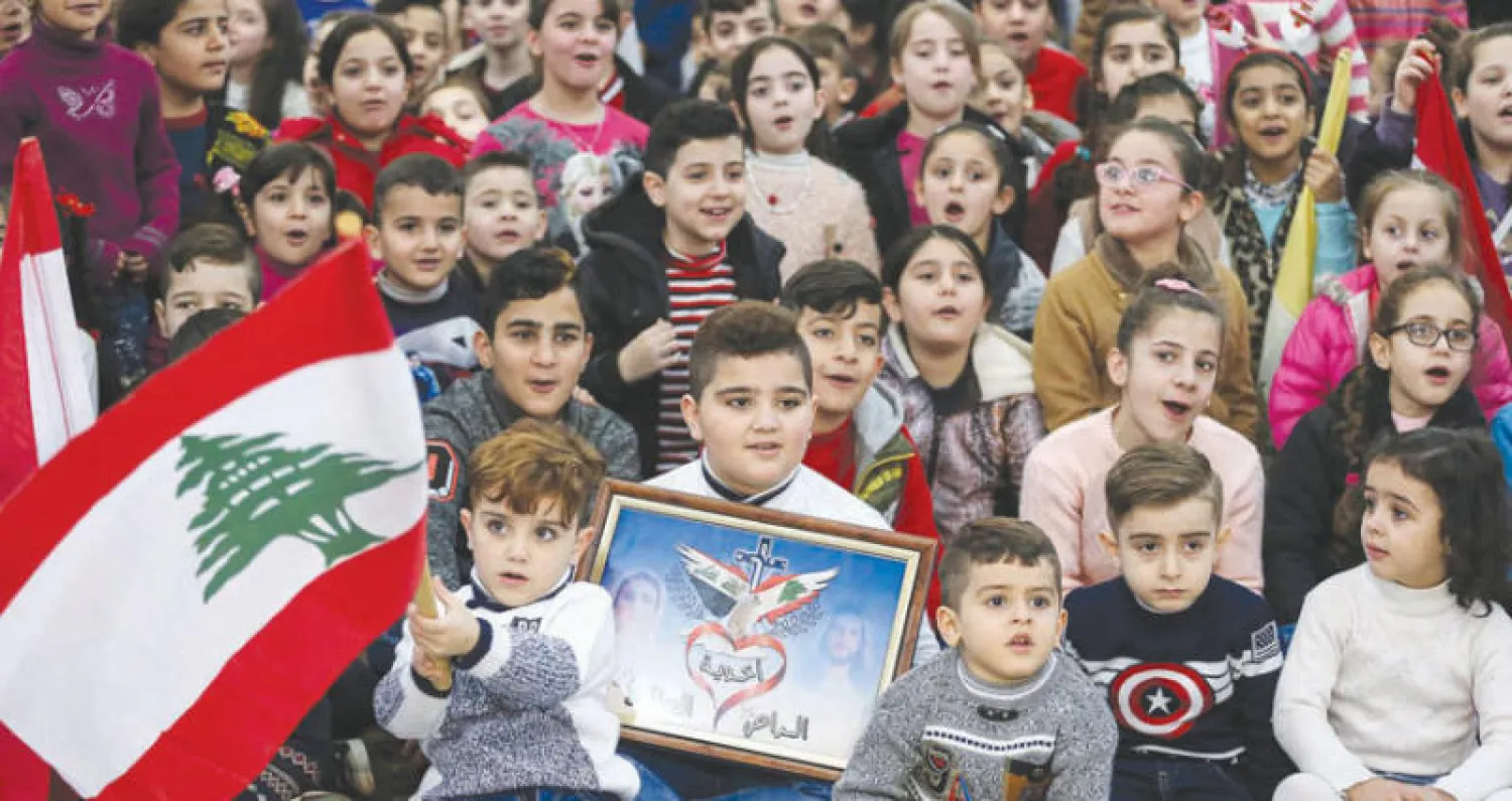 اطفال عراقيون يحتفلون بأعياد الميلاد في لبنان أمس (إ.ب.أ)