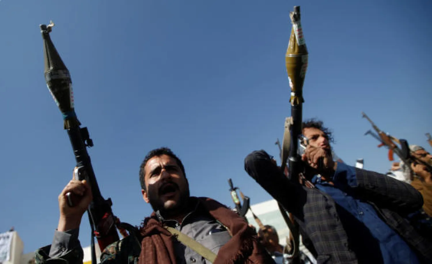 مصدر: القصف العدواني للمليشيا ضد المدنيين وقراهم يأتي لتغطية عجزها عن مواجهة المقاومة الشعبية. (أرشيفية - رويترز)