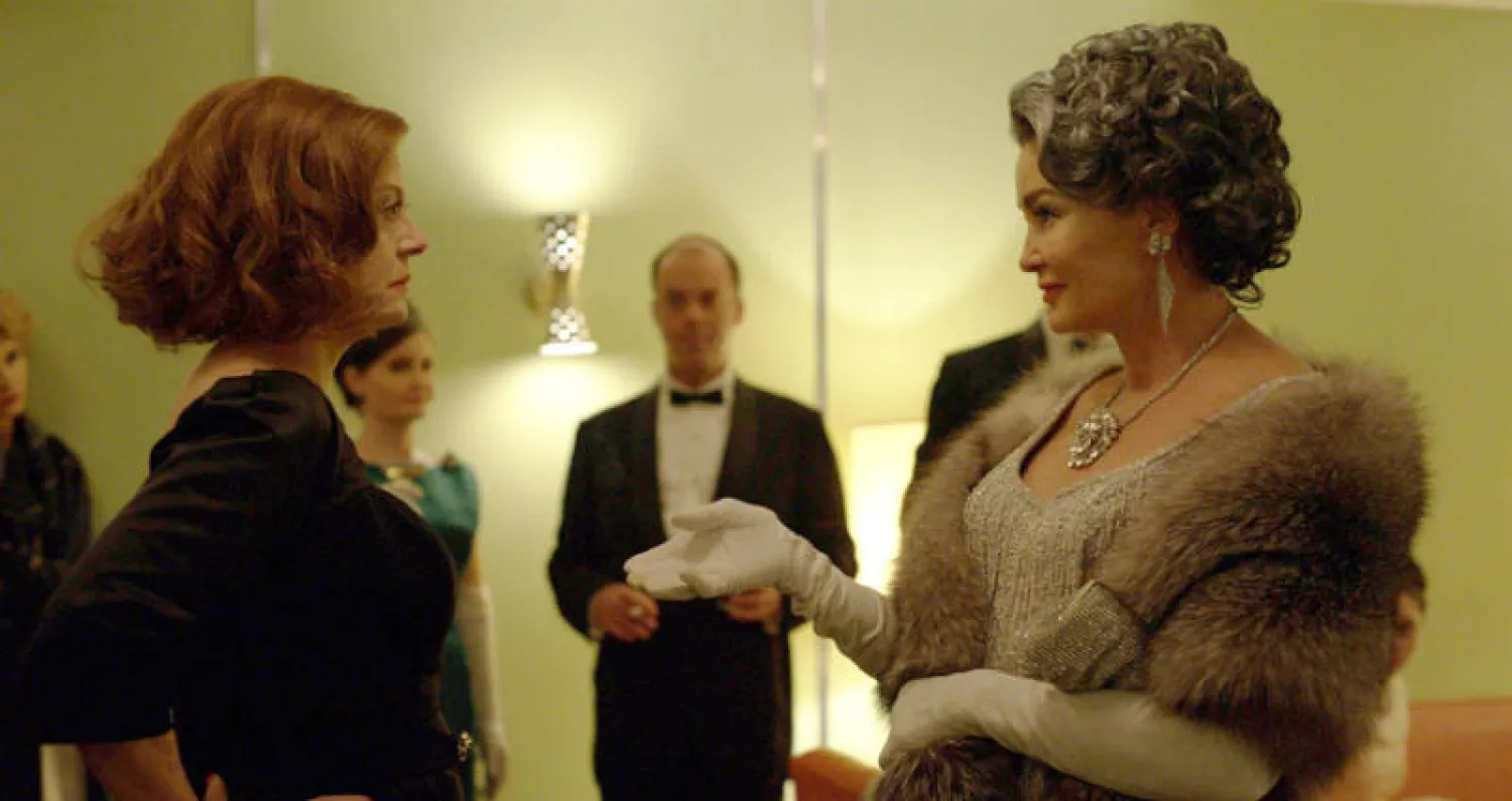 سوزان ساراندون وجسيكا لانغ تعيدان نجمتَي هوليوود بيتي ديفيز وجوان كروفورد للشاشة الصغيرة في مسلسل ««نزاع: بيتي وجوان»