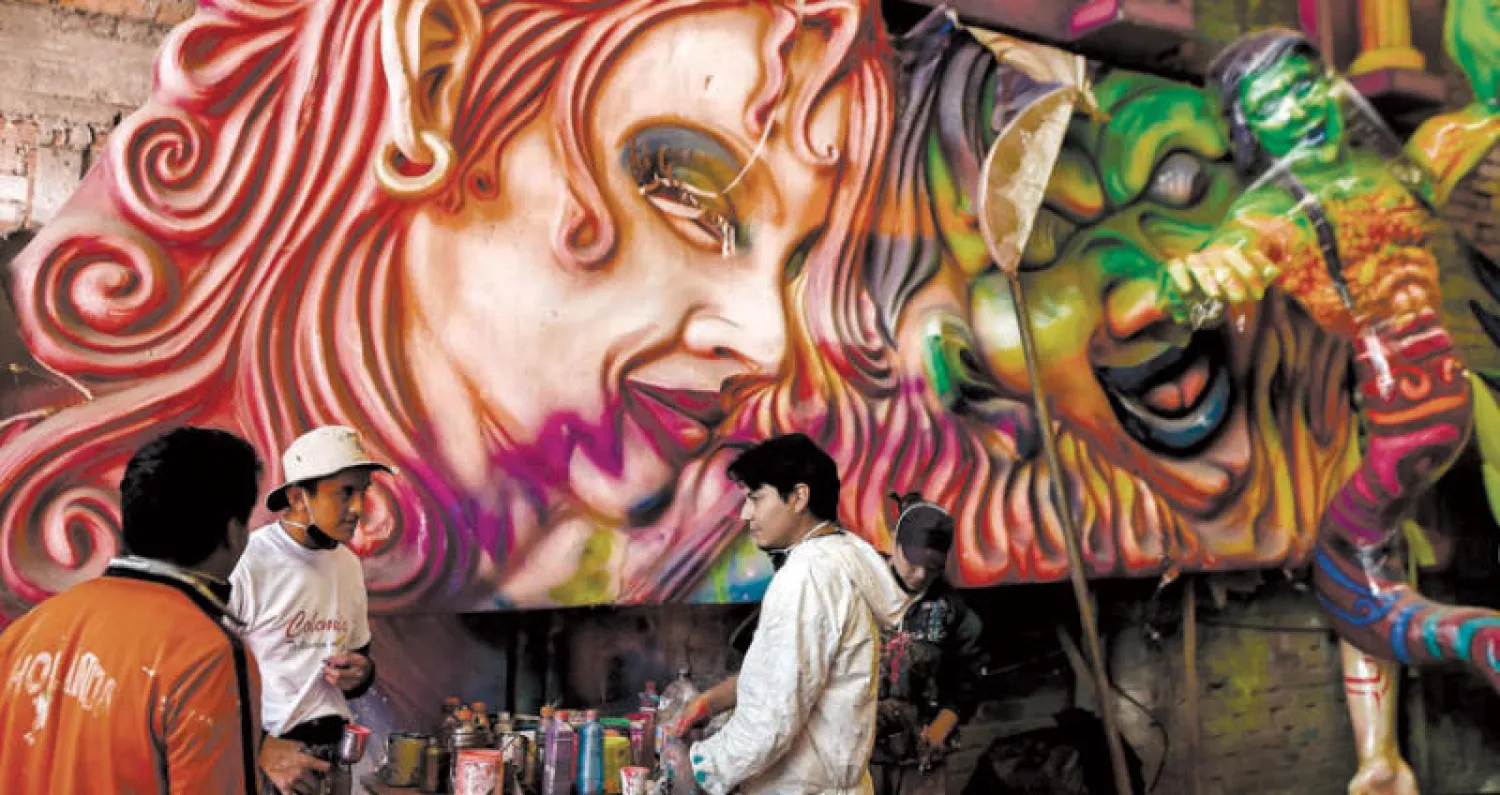 عربة مشاركة في موكب كرنفال الأبيض والأسود في كولومبيا (أ.ف.ب)