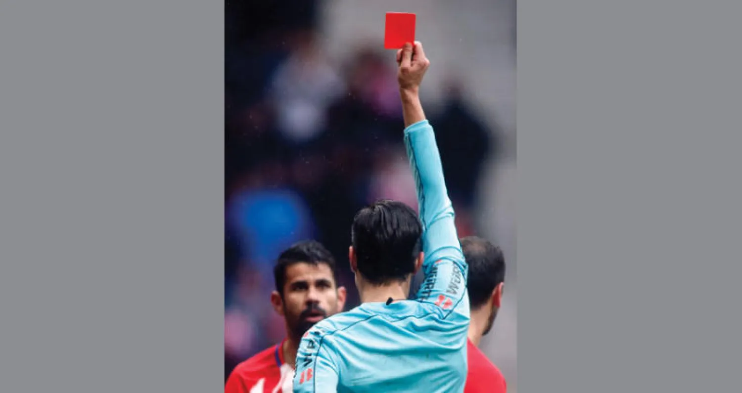 الحكم يشهر بطاقة الطرد الحمراء لكوستا لاحتفاله خارج حدود الملعب (أ.ف.ب)