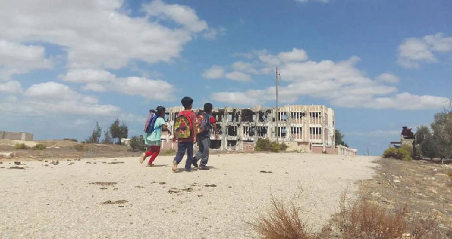 أطفال يمرون بمدرسة مدمرة في شمال سيناء («الشرق الأوسط»)