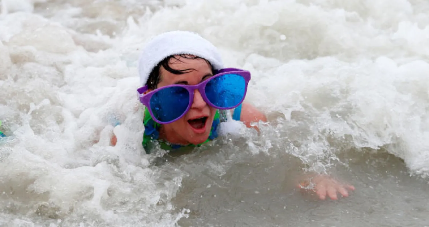 مشاركة تسبح في بحر الشمال احتفالاً بالعام الجديد في مدينة أوستند البلجيكية (رويترز)