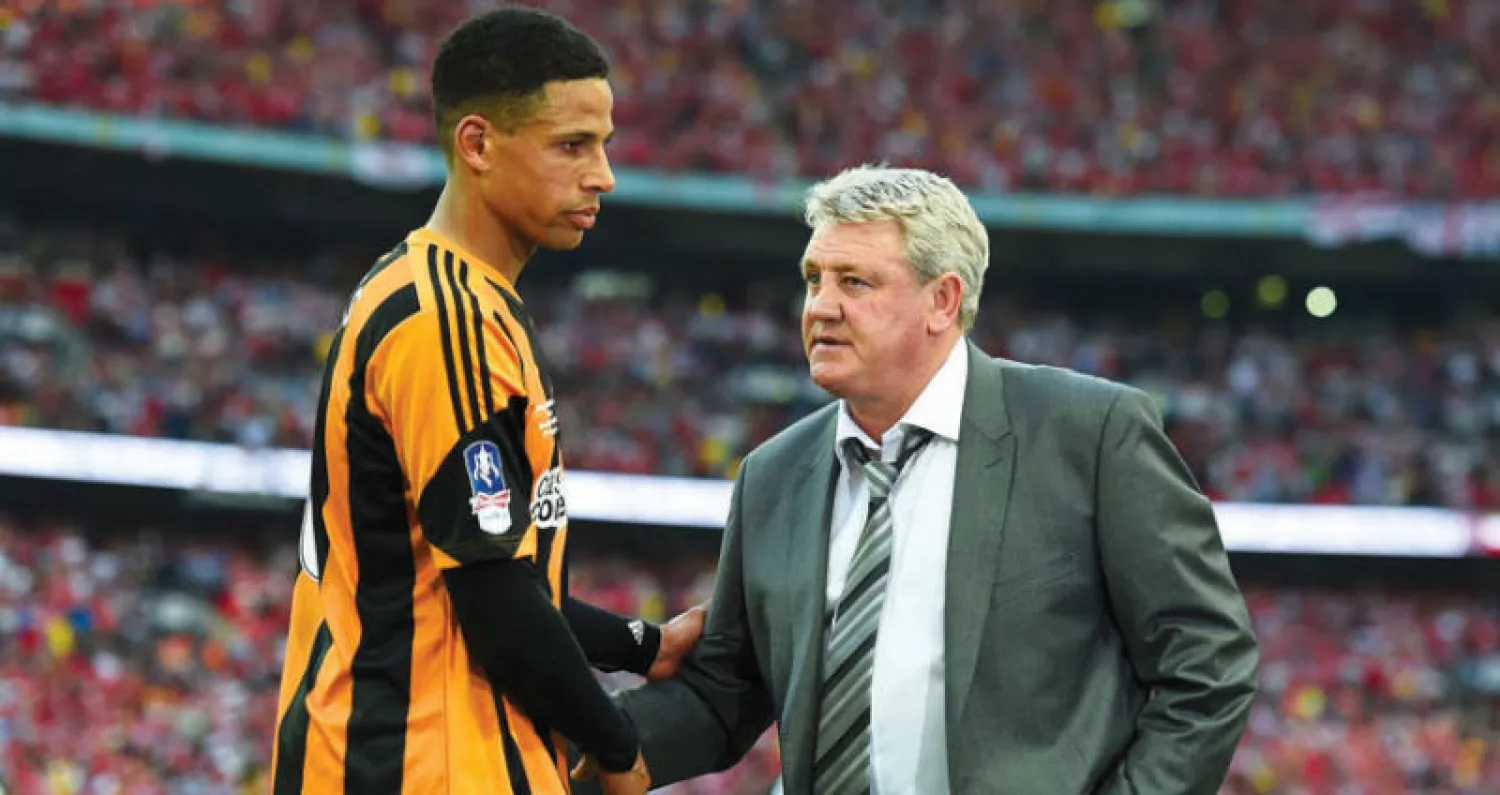 ديفيز يواسي مدربه بروس بعد خسارة كأس إنجلترا رغم تقدم الفريق بهدفين أمام آرسنال