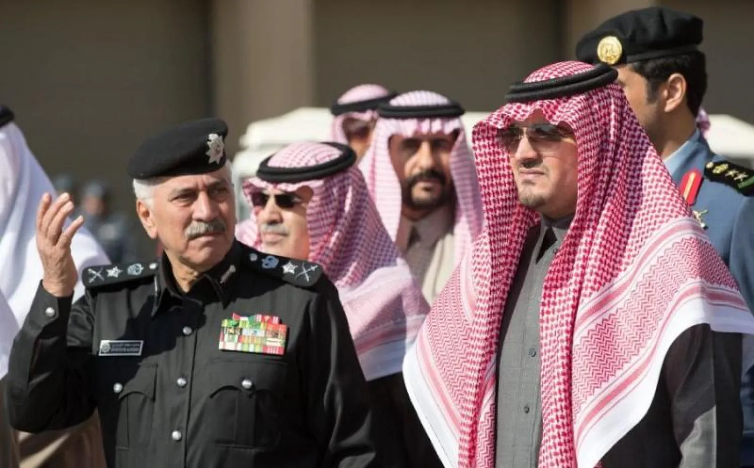 عرض عسكري كويتي يشهده وزير الداخلية السعودي مع نظيره بدولة الكويت