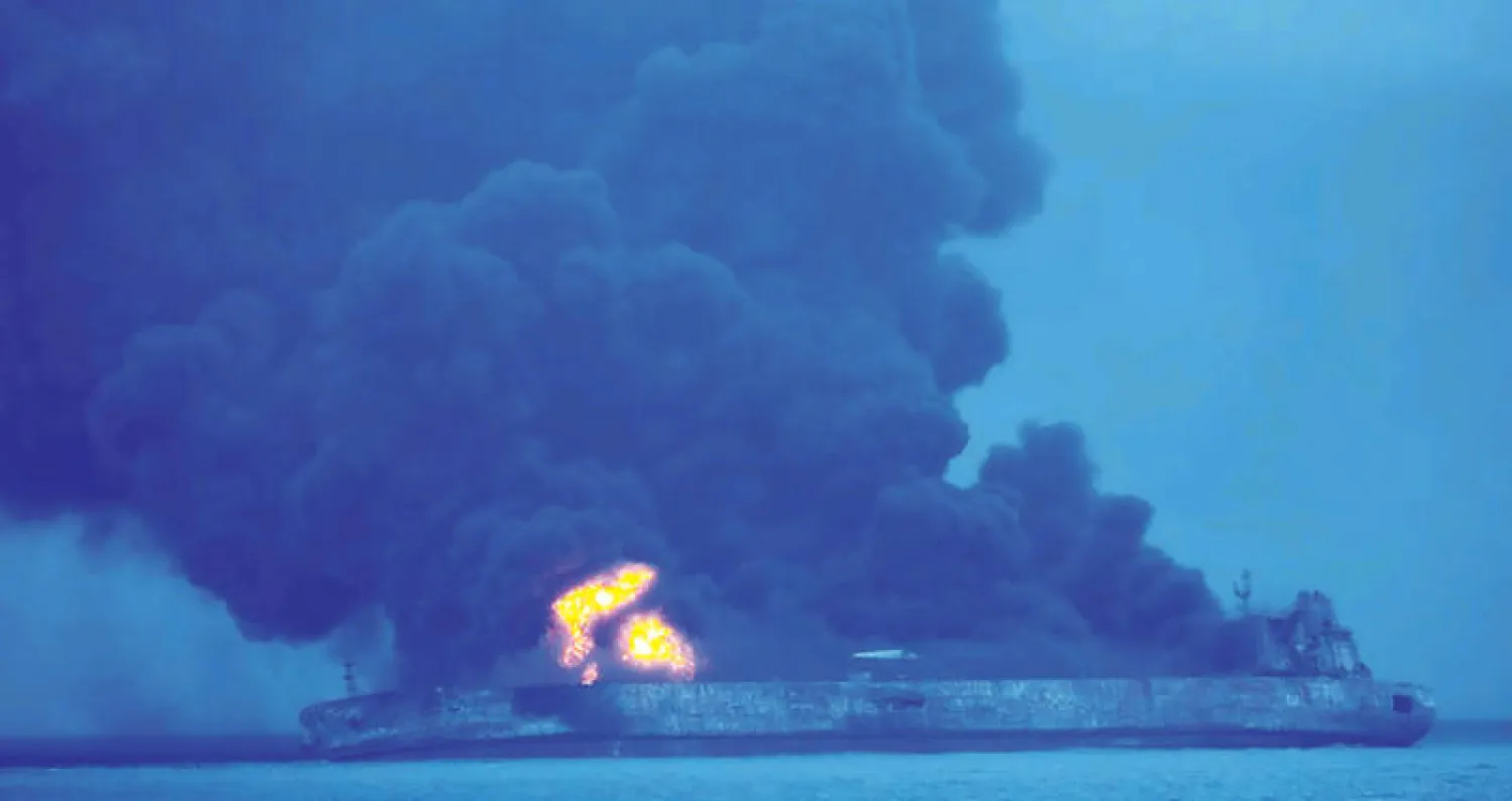 جانب من حادث الاصطدام أمس (أ.ف.ب)