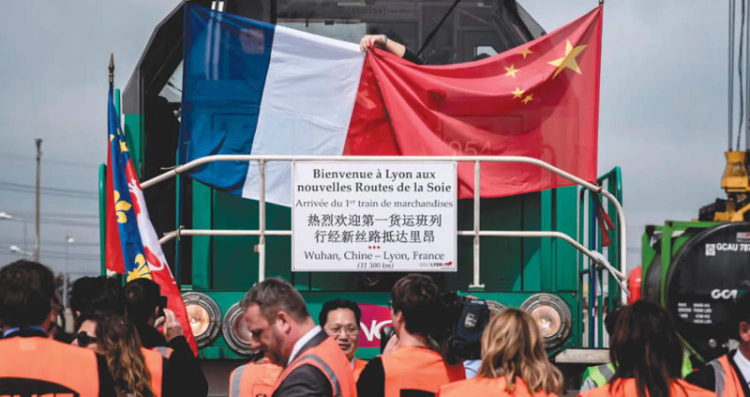عمال سكك حديد فرنسيون يستقبلون قطار بضائع وصل من مدينة ووهان الصينية ضمن {طريق الحرير الجديد} في 2016 (أ.ف.ب)