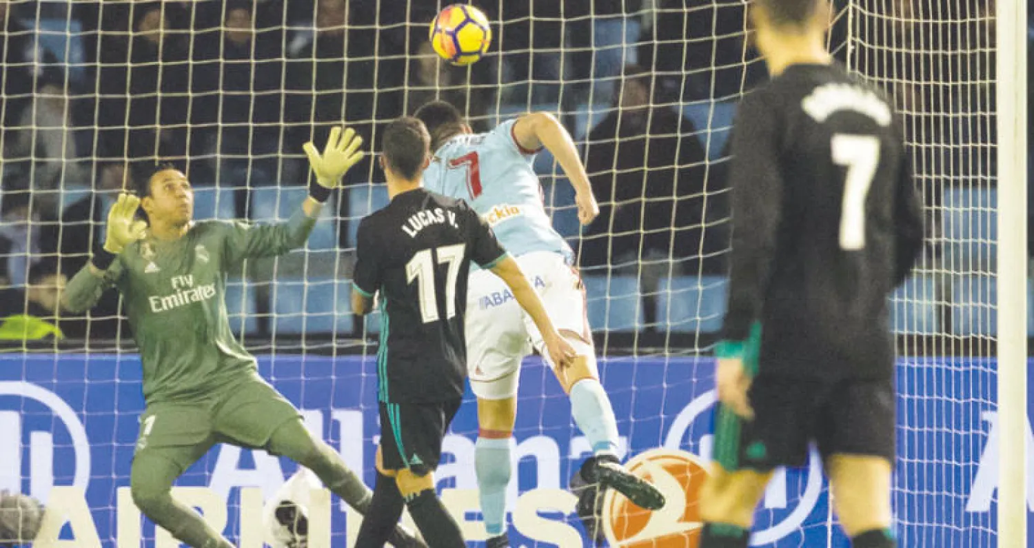 غوميز لاعب سلتا فيغو يسجل برأسه في مرمى الريال ليزيد من معاناة الفريق الملكي (أ.ب)