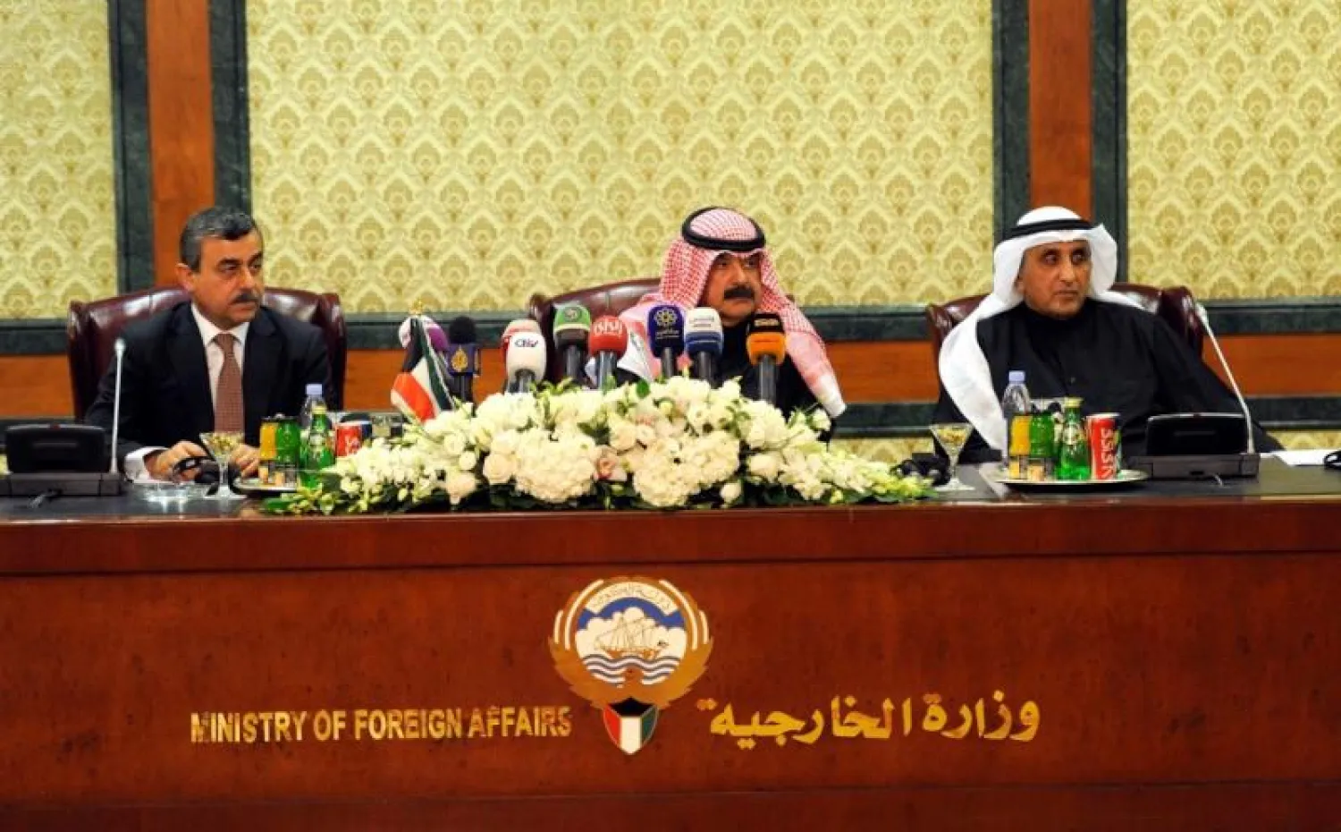 نائب وزير الخارجية الكويتي خالد الجار الله وأمين عام مجلس الوزراء العراقي مهدي العلاق خلال المؤتمر الصحافي (كونا)