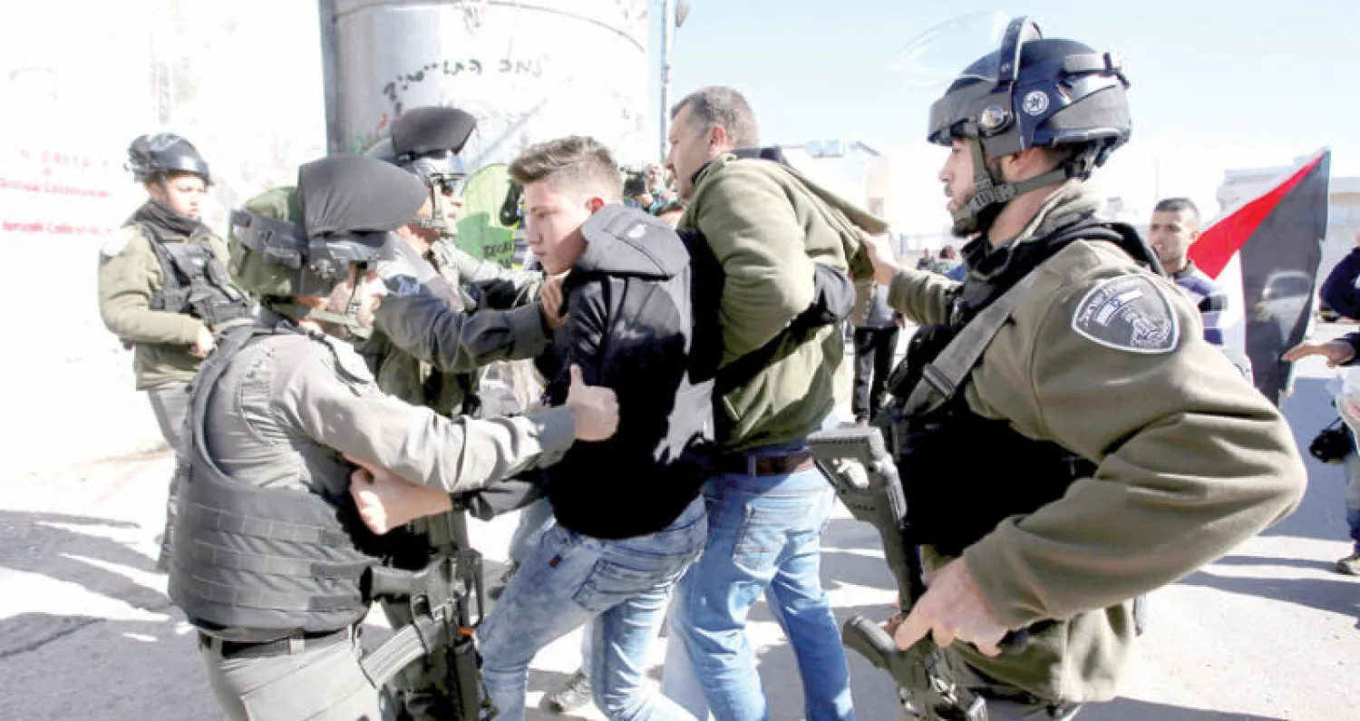 قوات إسرائيلية تعتقل متظاهرين فلسطينيين في بيت لحم بالضفة الغربية (رويترز)