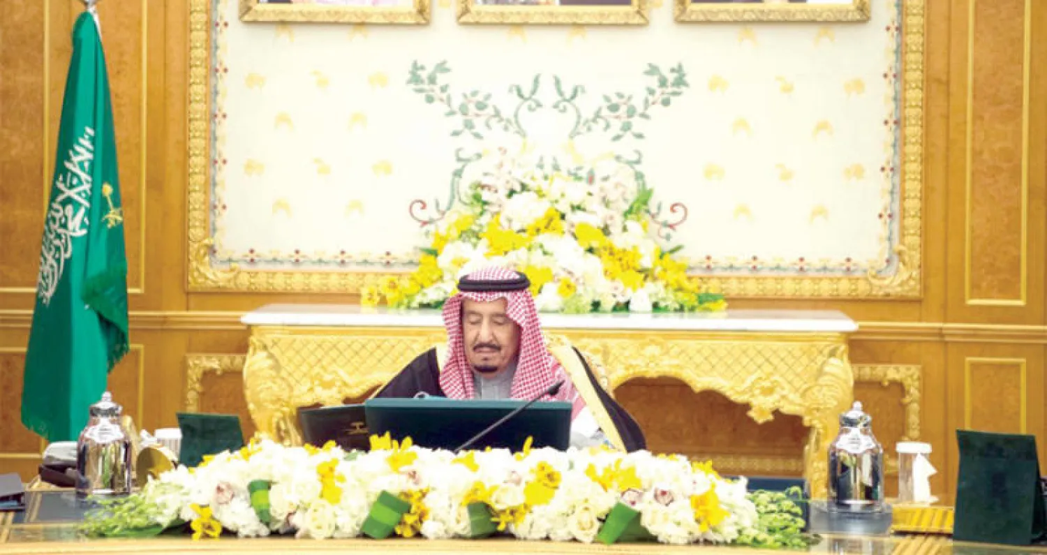 خادم الحرمين الشريفين مترئساً جلسة مجلس الوزراء في مدينة الرياض أمس (واس)