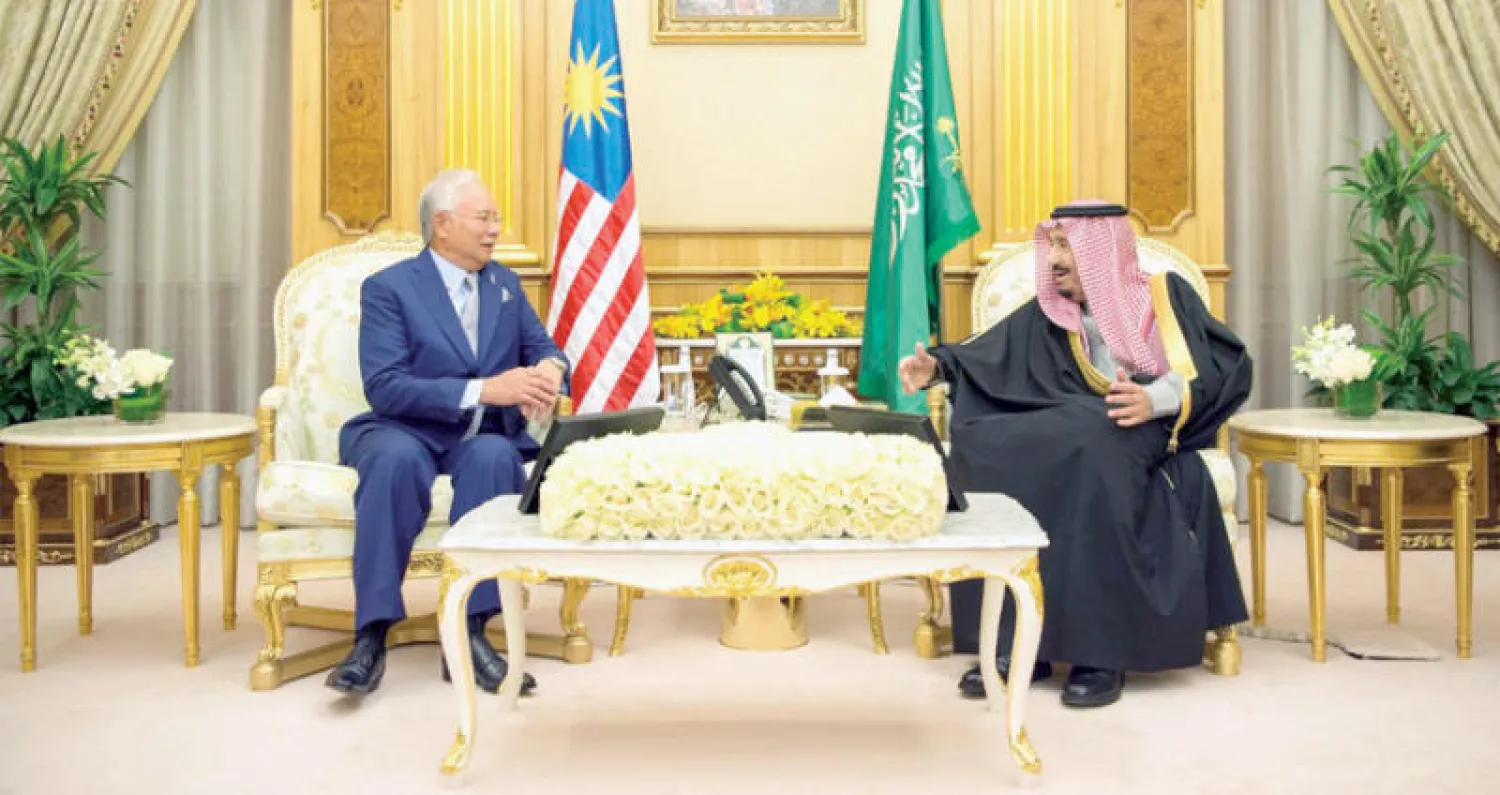 الملك سلمان بن عبد العزيز لدى لقائه رئيس الوزراء الماليزي محمد نجيب عبد الرزاق في الرياض أمس