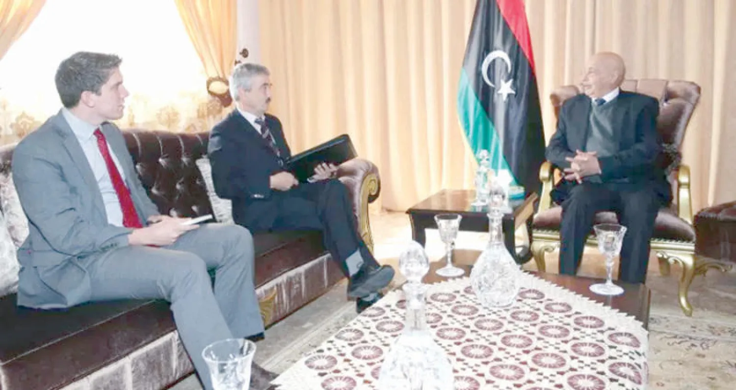 صورة وزعها مجلس النواب للقاء رئيسه مع السفير البريطاني في طبرق