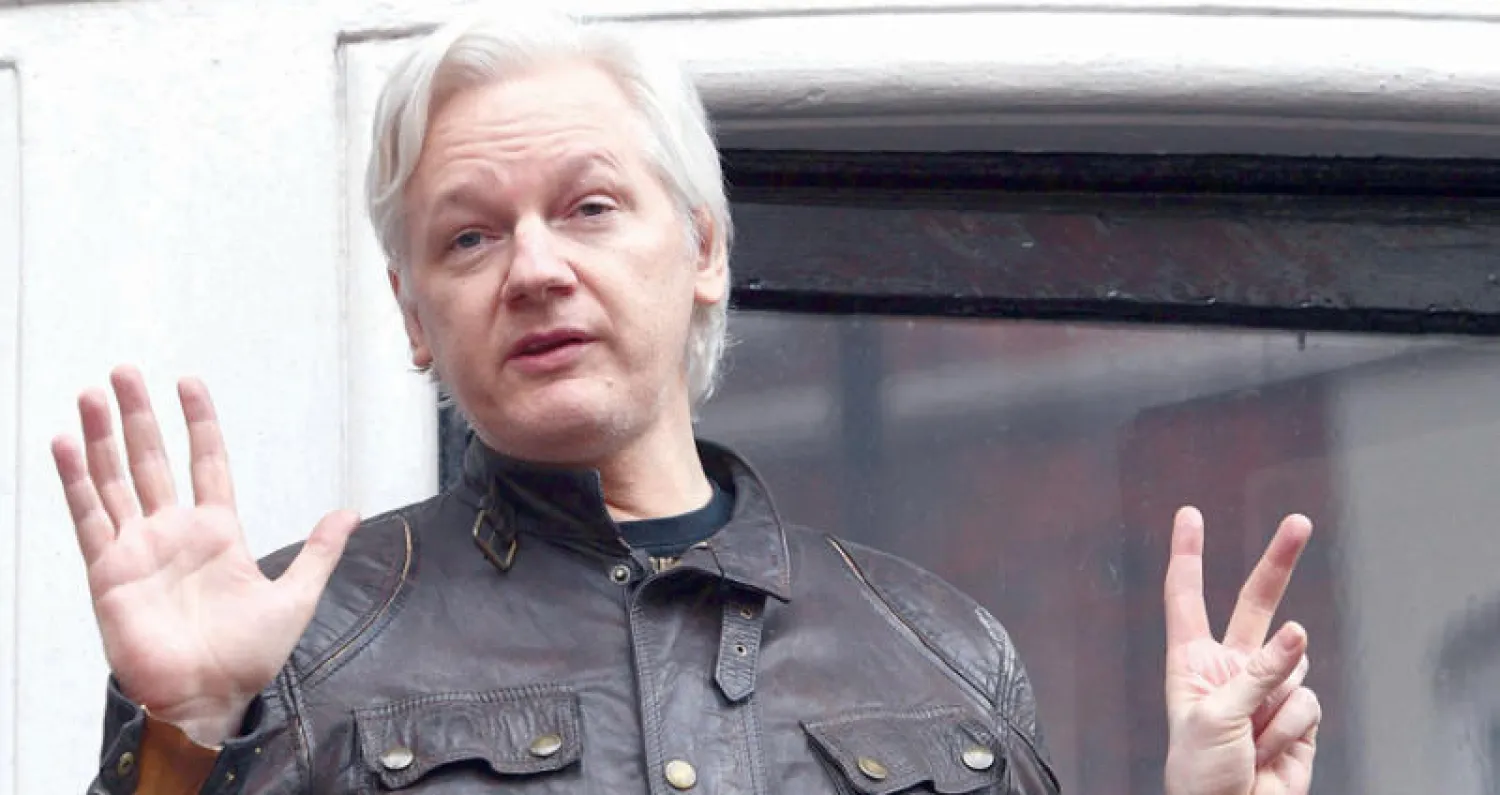 جوليان أسانج يتحدث لصحافيين من السفارة الإكوادورية في لندن في 19 مايو الماضي (إ.ب.أ)