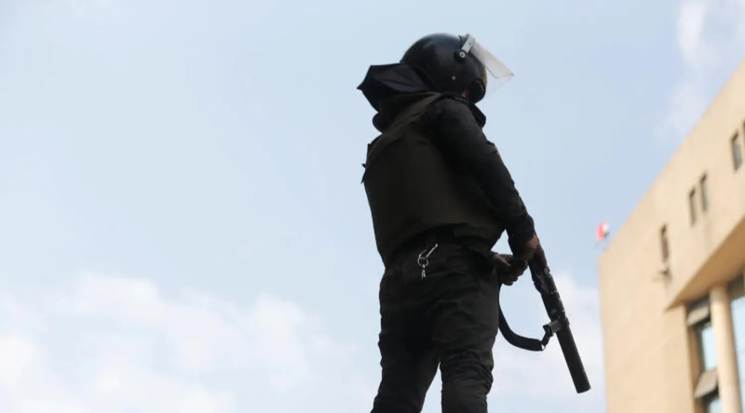 أحد عناصر الأمن المصري (رويترز)