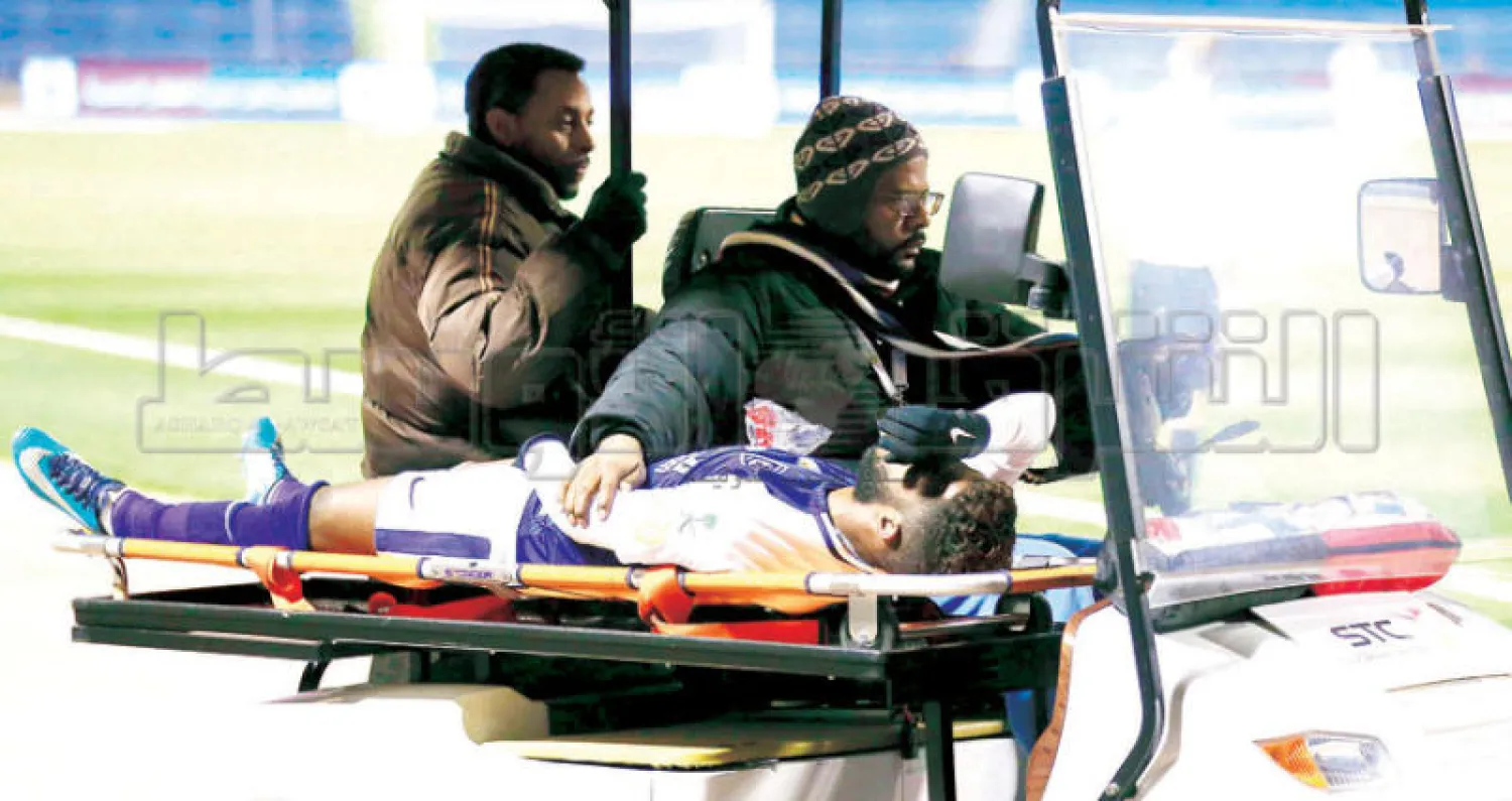 العابد خرج متأثراً بإصابته في مباراة الهلال أمس الأول أمام الاتفاق (تصوير: بدر الحمد)
