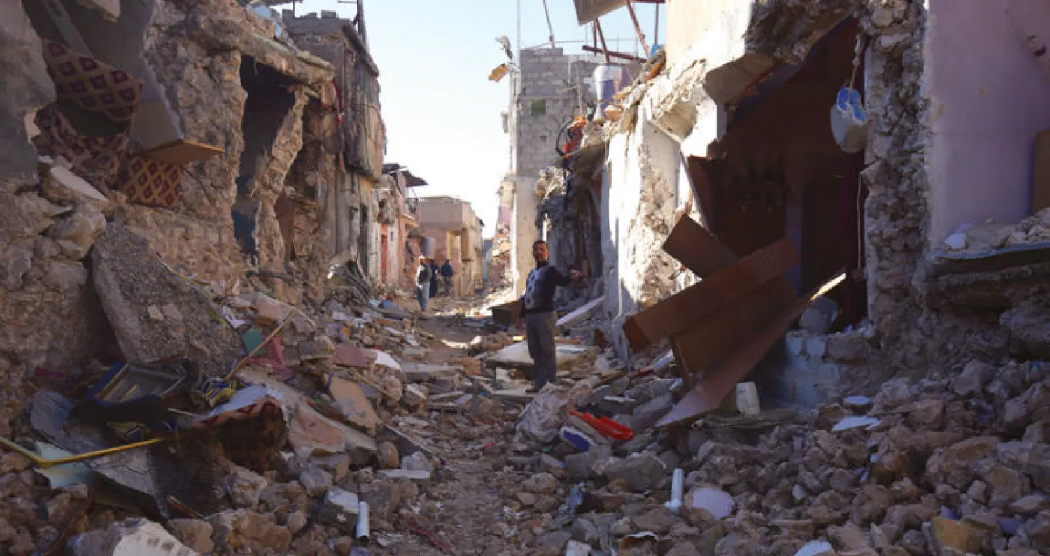 أحد أزقة الموصل القديمة غارقاً في ركام المعارك (أ.ف.ب)