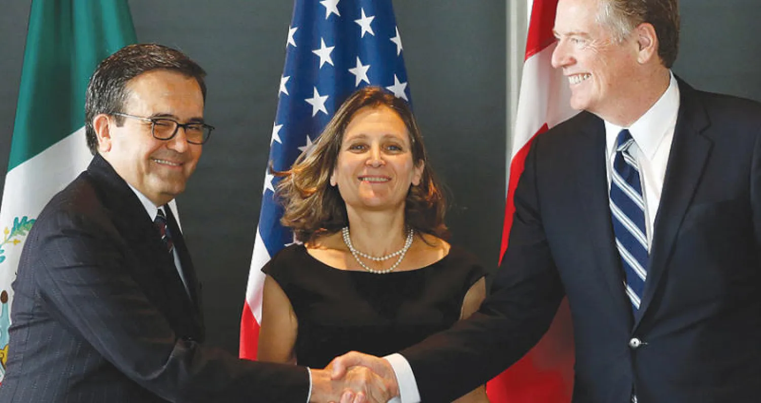 وزراء تجارة دول «نافتا» من اليمين الوزير الأميركي ونظيرته الكندية ثم الوزير المكسيكي يساراً (رويترز)