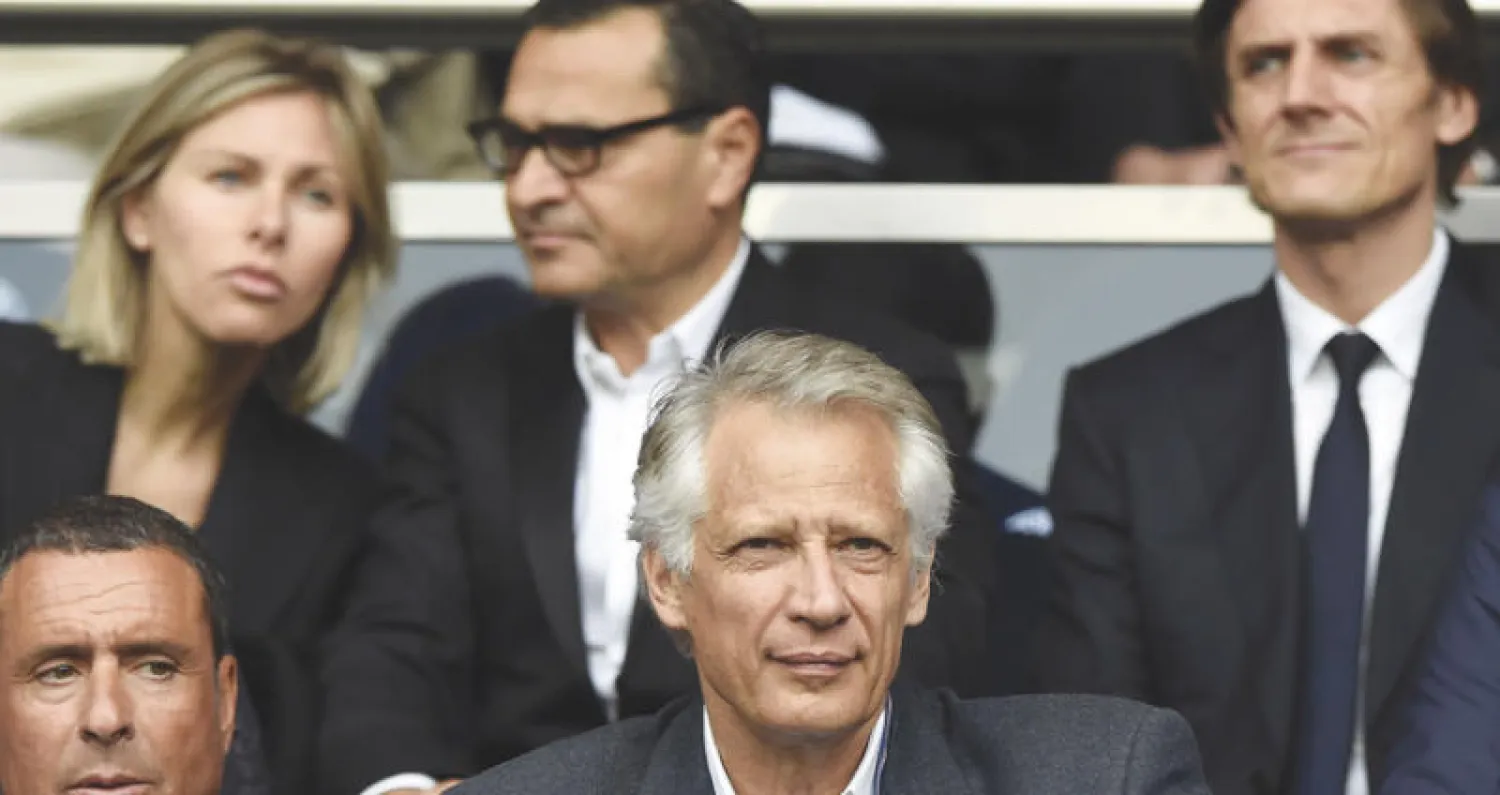 دومينيك دو فيلبان (يمين) برفقة ألكسندر جوهري (يسار)  خلال لعبة كرة قدم في باريس في أبريل 2014 (أ.ف.ب)