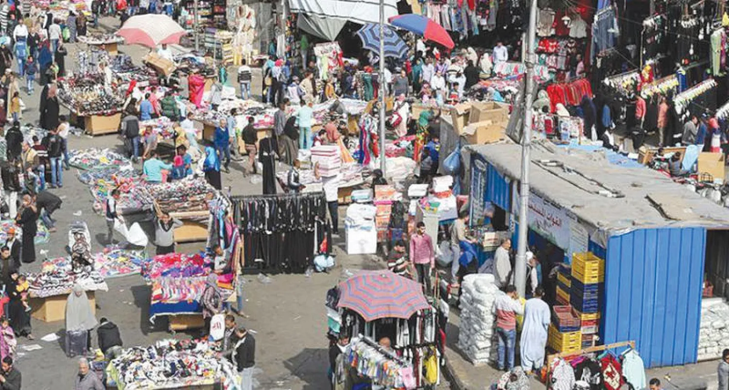 باعة ومتسوقون في سوق العتبة بالقاهرة (رويترز)