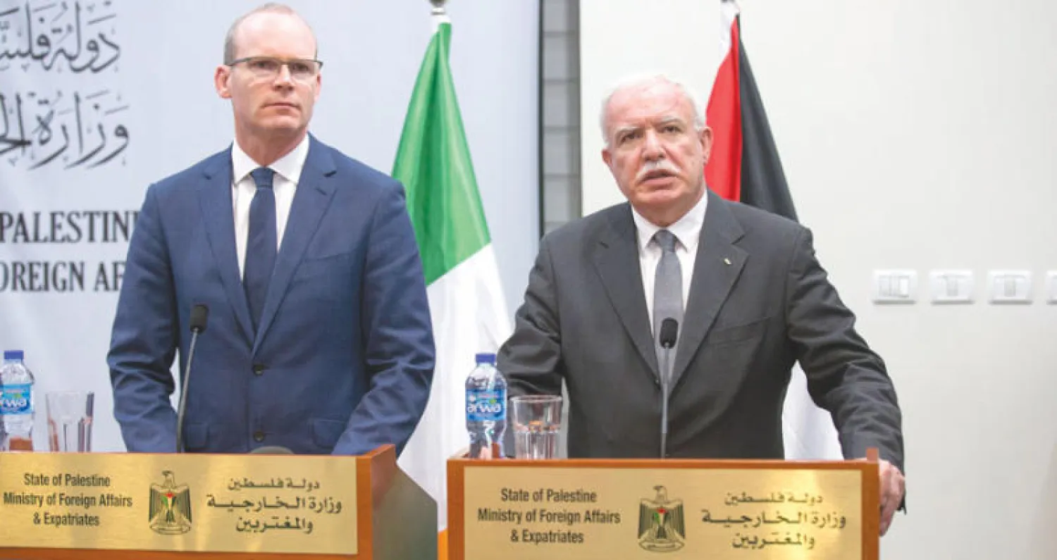 وزيرا الخارجية الفلسطيني والآيرلندي خلال مؤتمرهما الصحافي في رام الله أمس (إ.ب.أ)