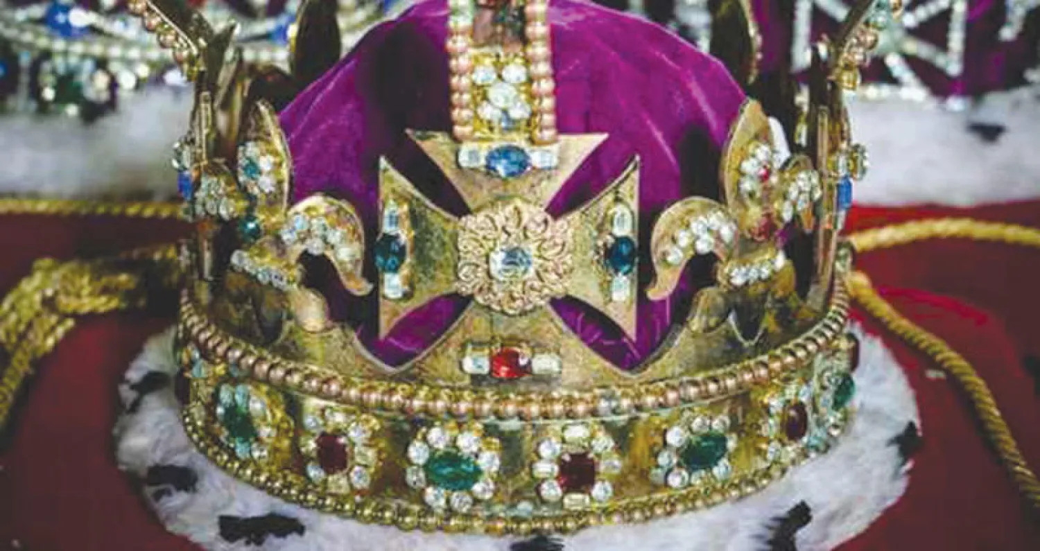 نماذج لجواهر ملكة بريطانيا للبيع في مزاد