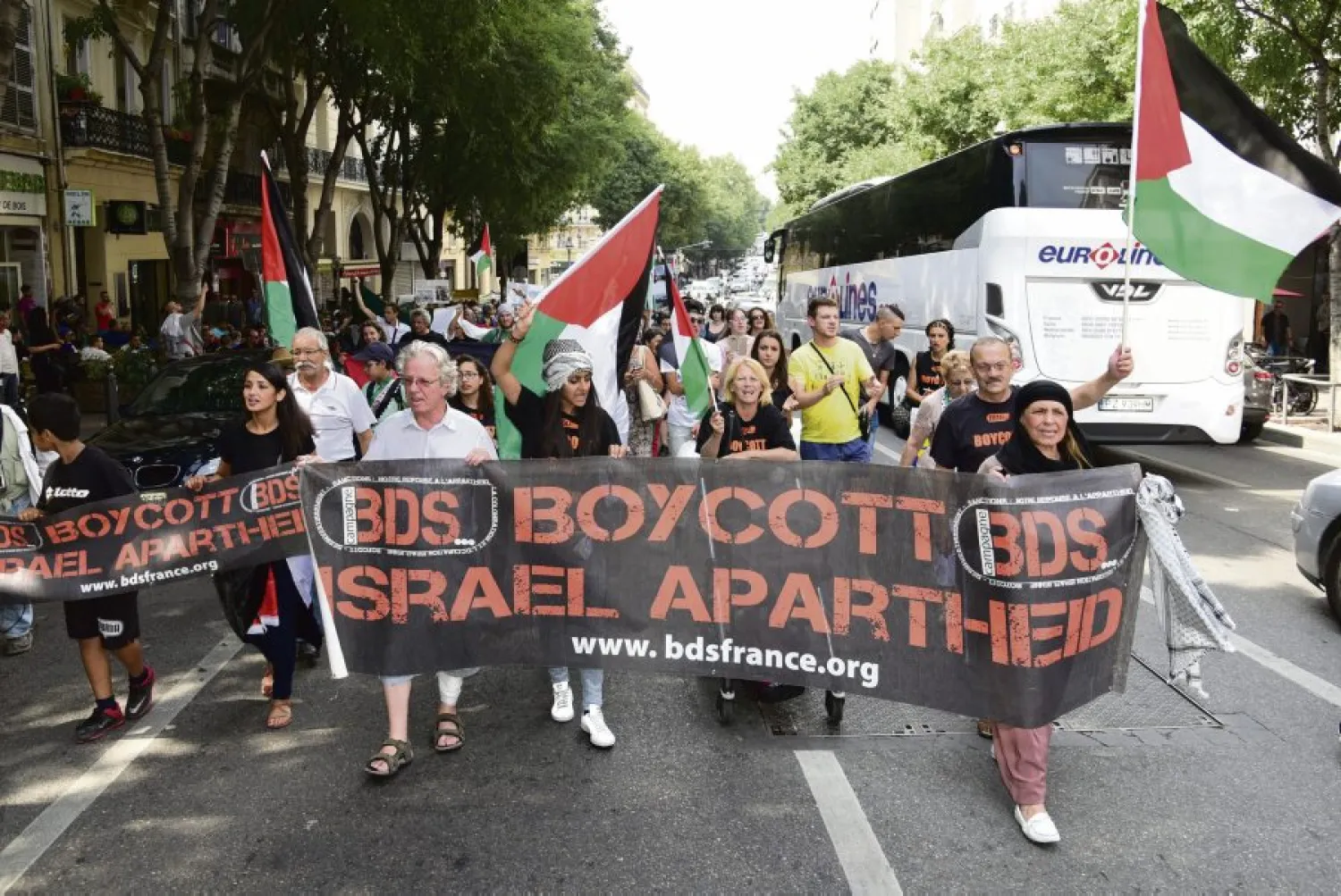  Protestors march behind a banner of the BDS organization in Marseille, southern France, on June 13, 2015. PHOTO: George Robert / AP