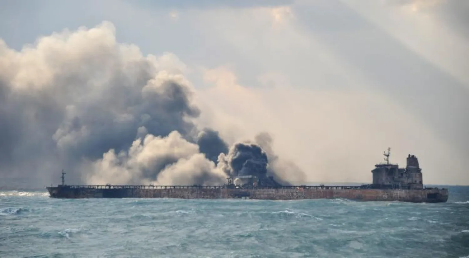 ناقلة النفط الإيرانية سانتشي المشتعلة قبالة سواحل الصين (أ.ف.ب)