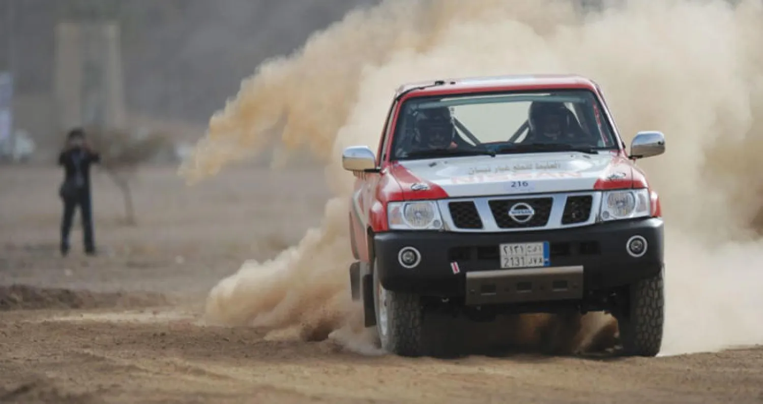 سيارة مشاركة في دورة سابقة لرالي حائل («الشرق الأوسط»)