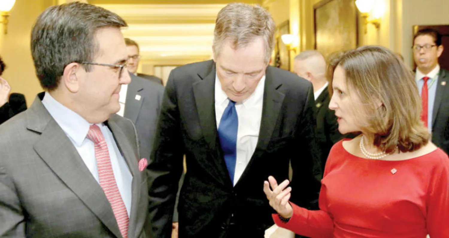 المفاوض التجاري الأمريكي يتوسط وزيرة الخارجية الكندية ووزير خارجية المكسيك (رويترز)