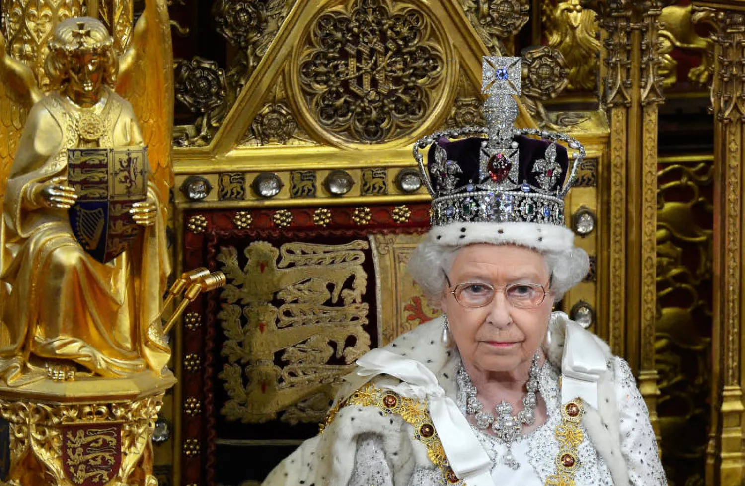 يبلغ وزن التاج الملكي الإمبراطوري  2.2 كيلوغرام (رويترز)