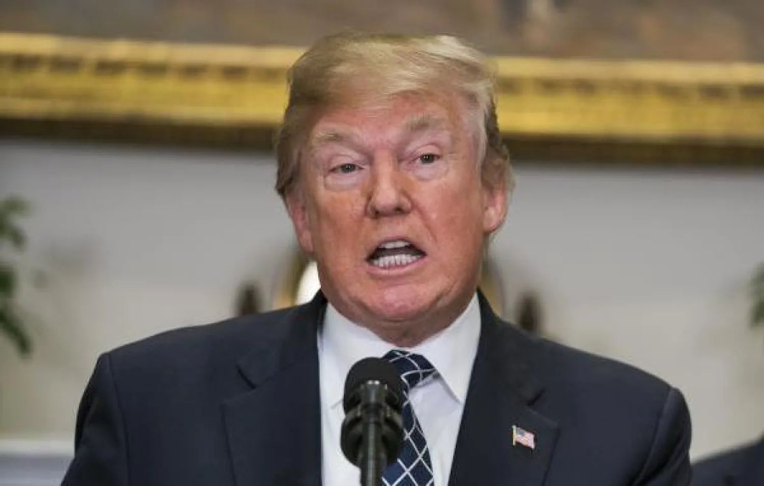 الرئيس الأميركي دونالد ترمب في غرفة روزفلت بالبيت الأبيض في واشنطن (إ.ب.أ)