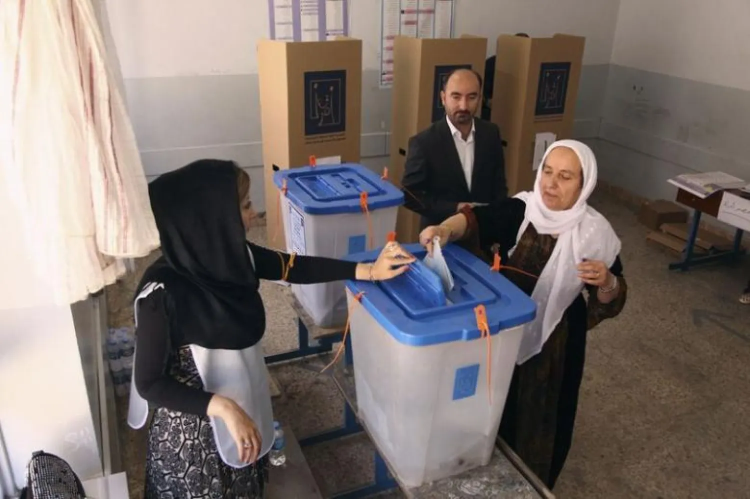 An Iraqi woman casts her vote at a polling station during voting for Iraqi parliamentary election, April 30, 2014. (File Photo: Reuters /Thaier Al-Sudani)