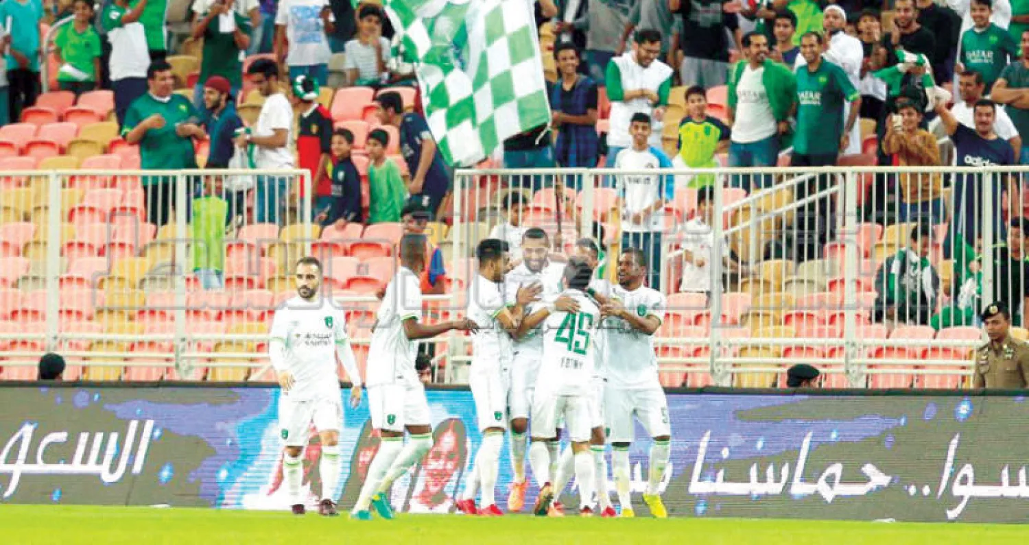لاعبو الأهلي يحتفلون بهدفهم الأول في الباطن (تصوير: محمد المانع)