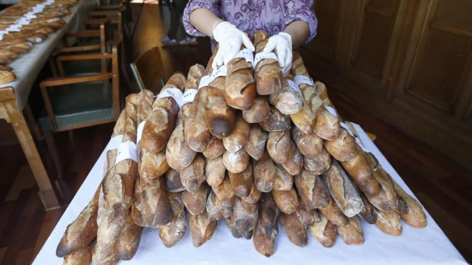 خبز الباغيت الفرنسي (رويترز)