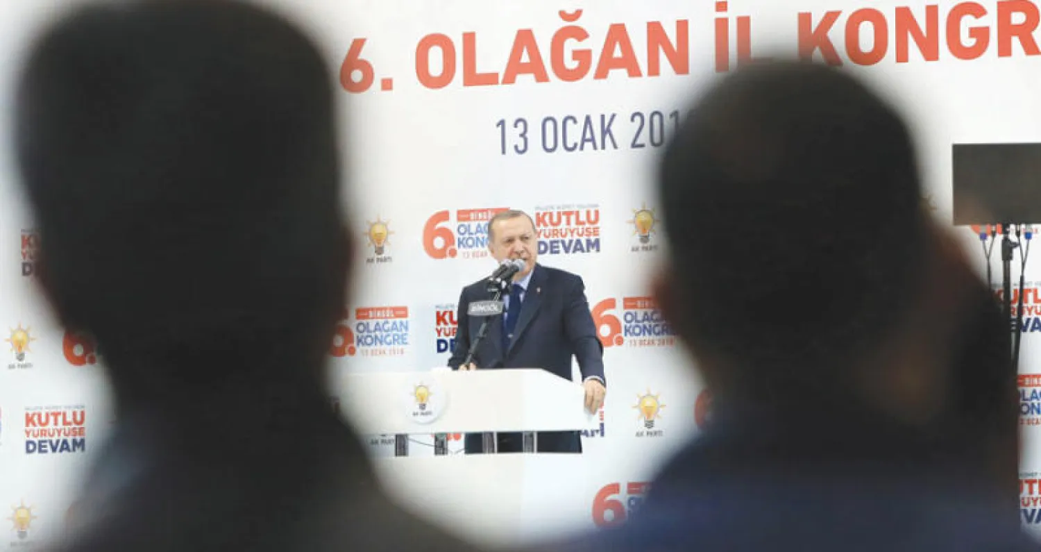 الرئيس رجب طيب إردوغان يتحدث إلى مناصري حزب «العدالة والتنمية» في مدينة بنغول شرق تركيا أمس (أ.ب)