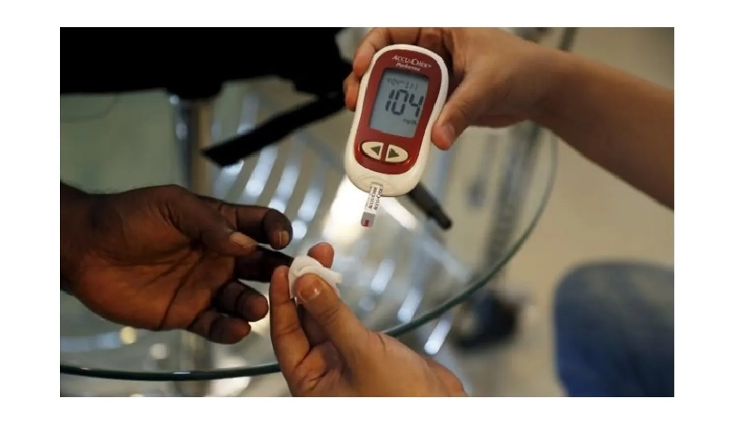 A paramedic (R) checks the blood sugar level of a patient at SS Diabetes Care clinic in Jakarta, Indonesia, April 22, 2016. REUTERS/Beawiharta
