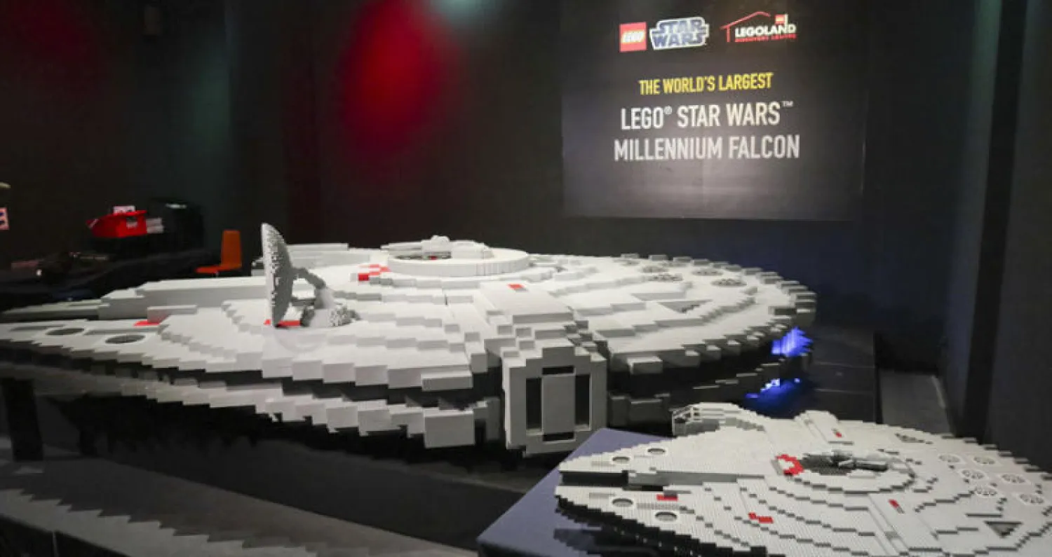 نموذج لسفينة الفضاء معروضة في ملبورن ويعد النموذج الذي يصل عرضه لخمسة أمتار أكبر نموذج لمكعبات «ليغو» في العالم (إ.ب.أ)