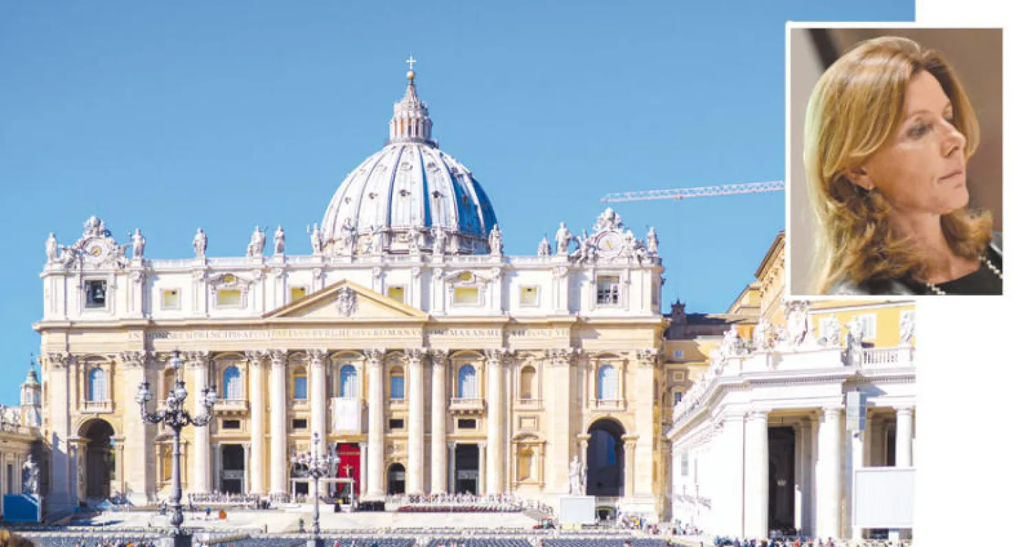 مقر الفاتيكان في روما... وفي الإطار باربرا جاتا مديرة المتاحف فيه (غيتي)