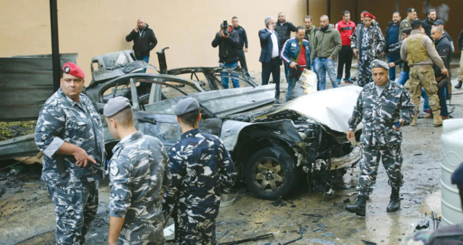 قوات لبنانية في مكان انفجار السيارة الذي استهدف حمدان (إ.ب.أ)