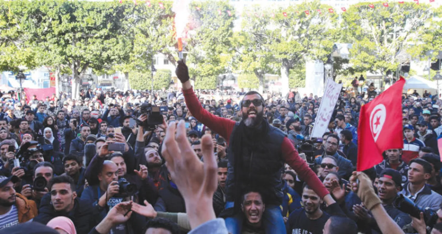 تونسيون يشاركون في احتجاجات ضد غلاء الأسعار في الذكرى السابعة للثورة في العاصمة أمس (رويترز)