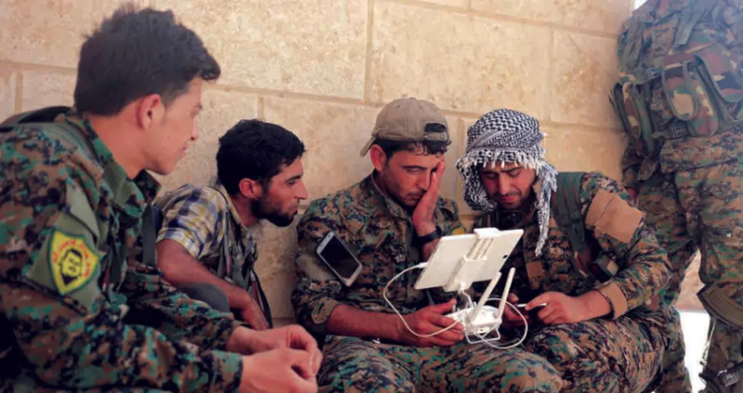 مقاتلون من «قوات سوريا الديمقراطية» يتحكمون بطائرة عن بعد خلال معركة الرقة في أغسطس الماضي (رويترز)