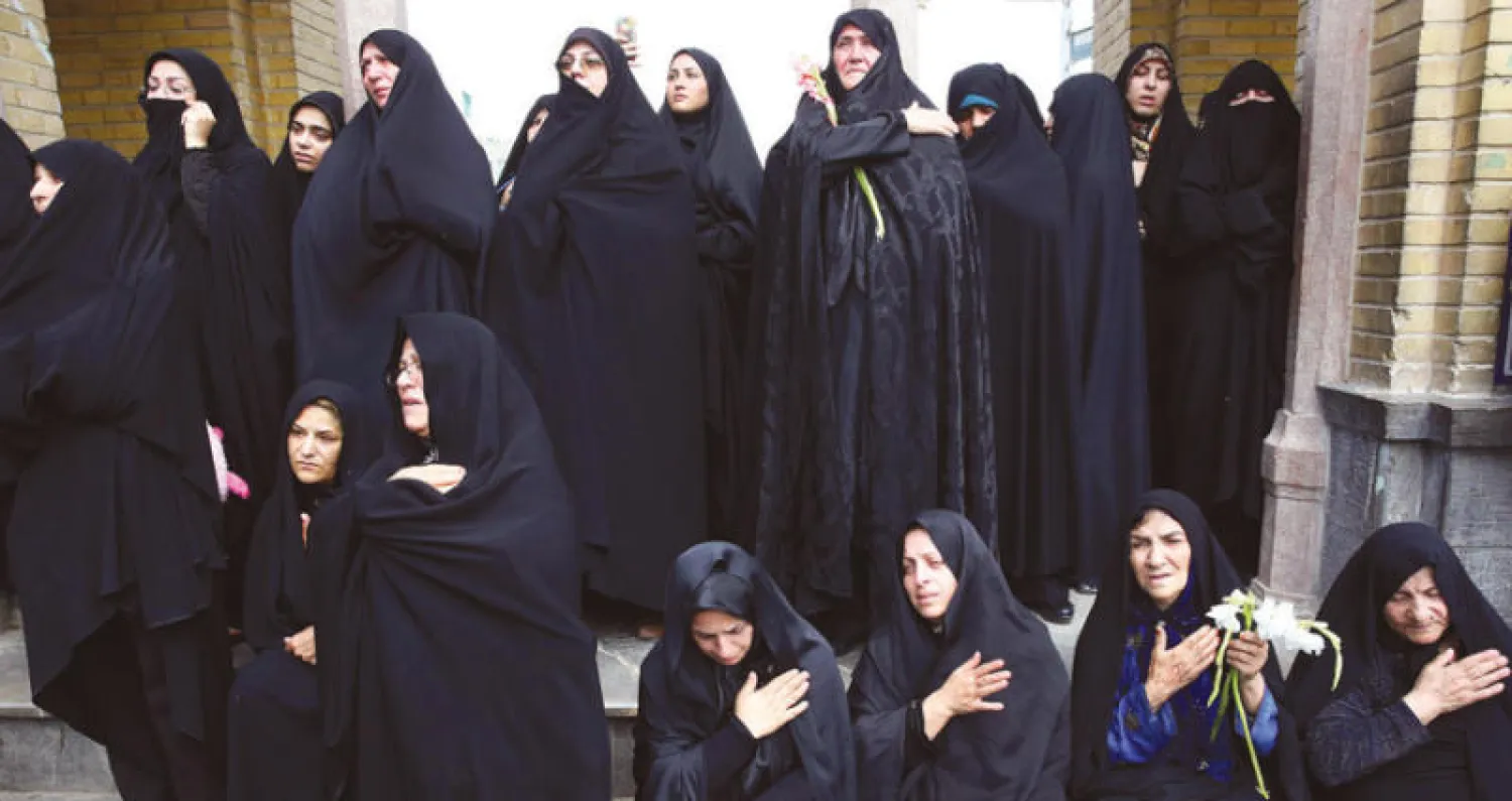 نساء في جنازة لاثنين من المقاتلين الإيرانيين في سوريا جنوب طهران في 2015 (أ.ب)