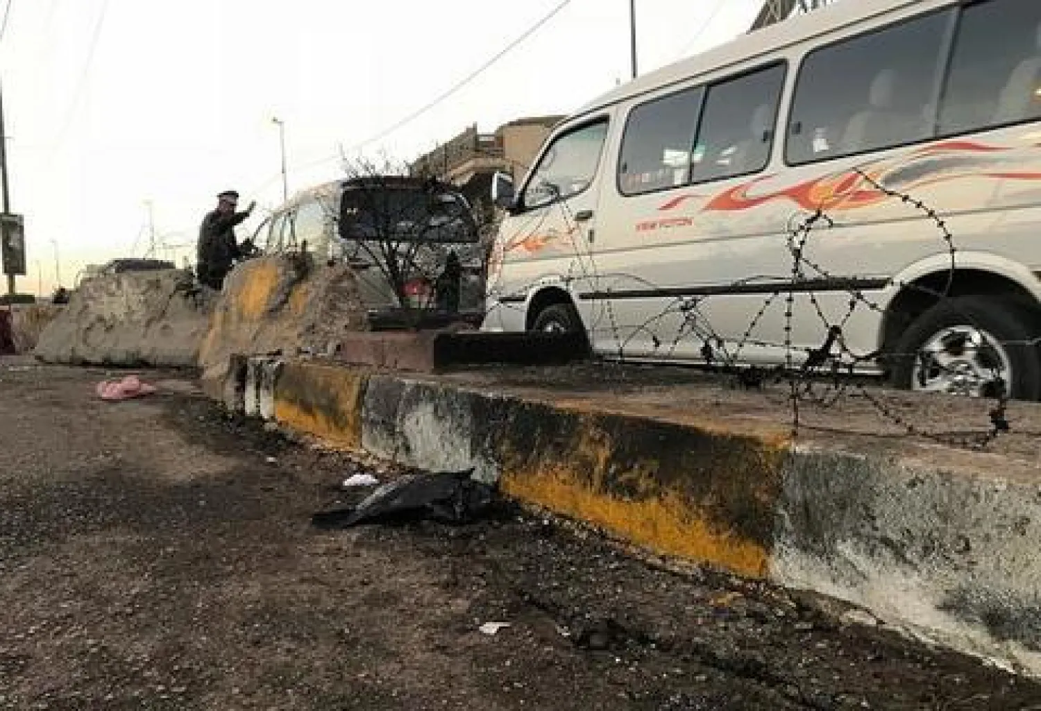  أحد رجال الشرطة العراقية يوجه حركة المرور بأعقاب تفجير انتحاري في بغداد (آ.ب) 
 قوات الأمن العراقية بموقع تفجير انتحاري في بغداد (آ.ب) 