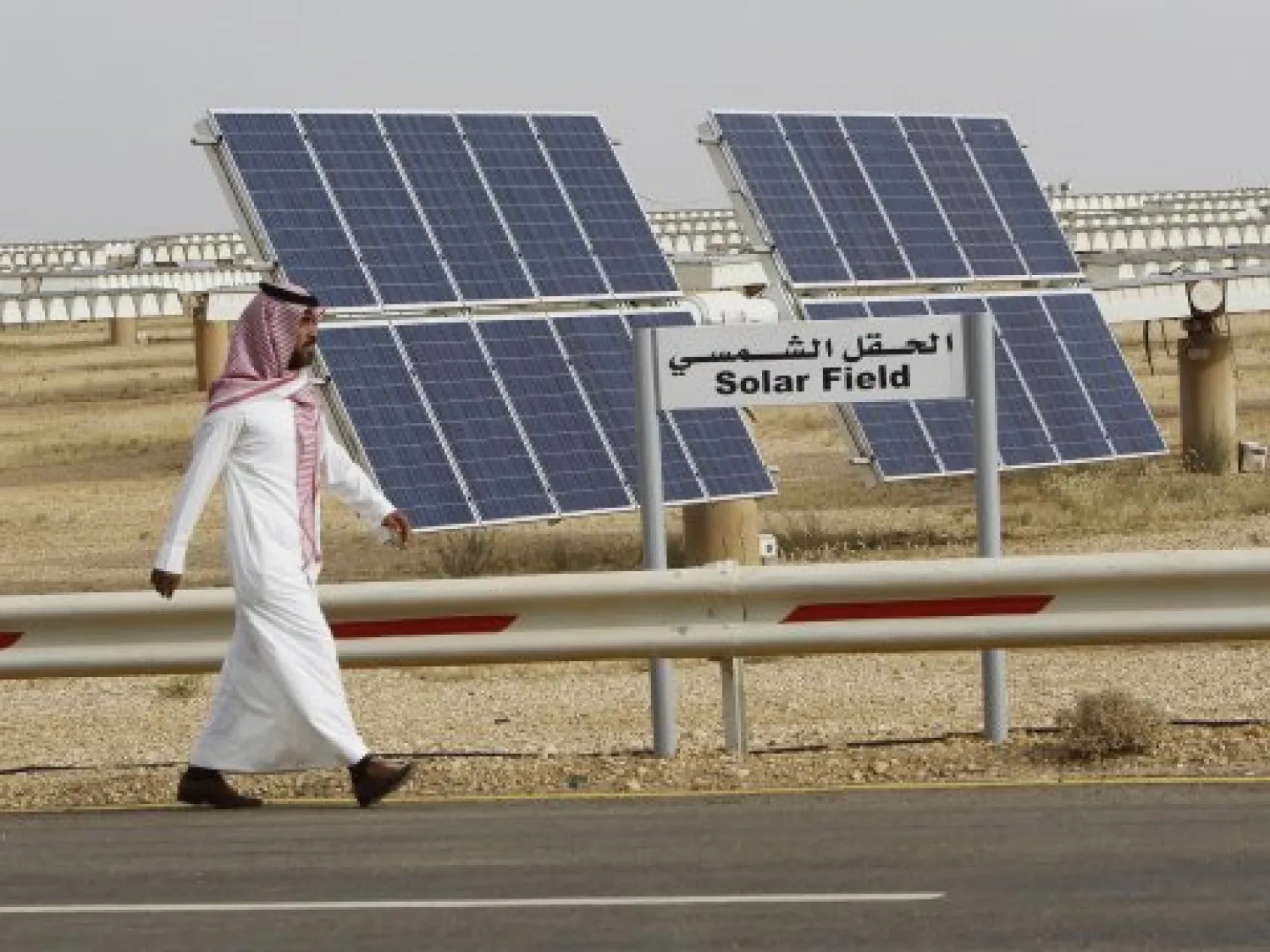A Saudi man walks on a street past a field of solar panels at the King Abdulaziz city of Sciences and Technology, Al-Oyeynah Research Station, (File Photo: REUTERS/Fahad Shadeed)
