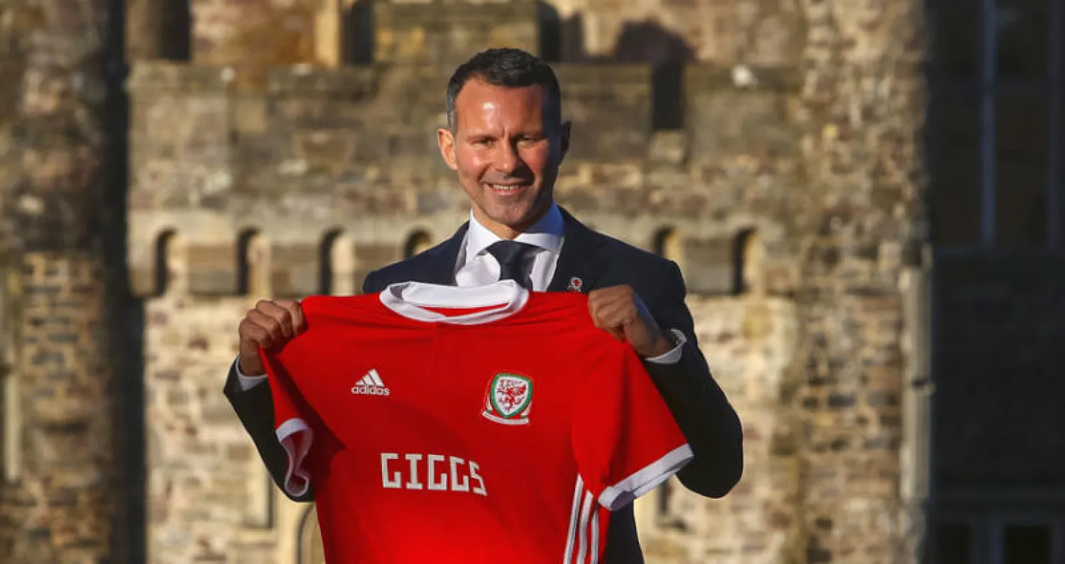 غيغز يحمل قميص منتخب ويلز (أ.ف.ب)