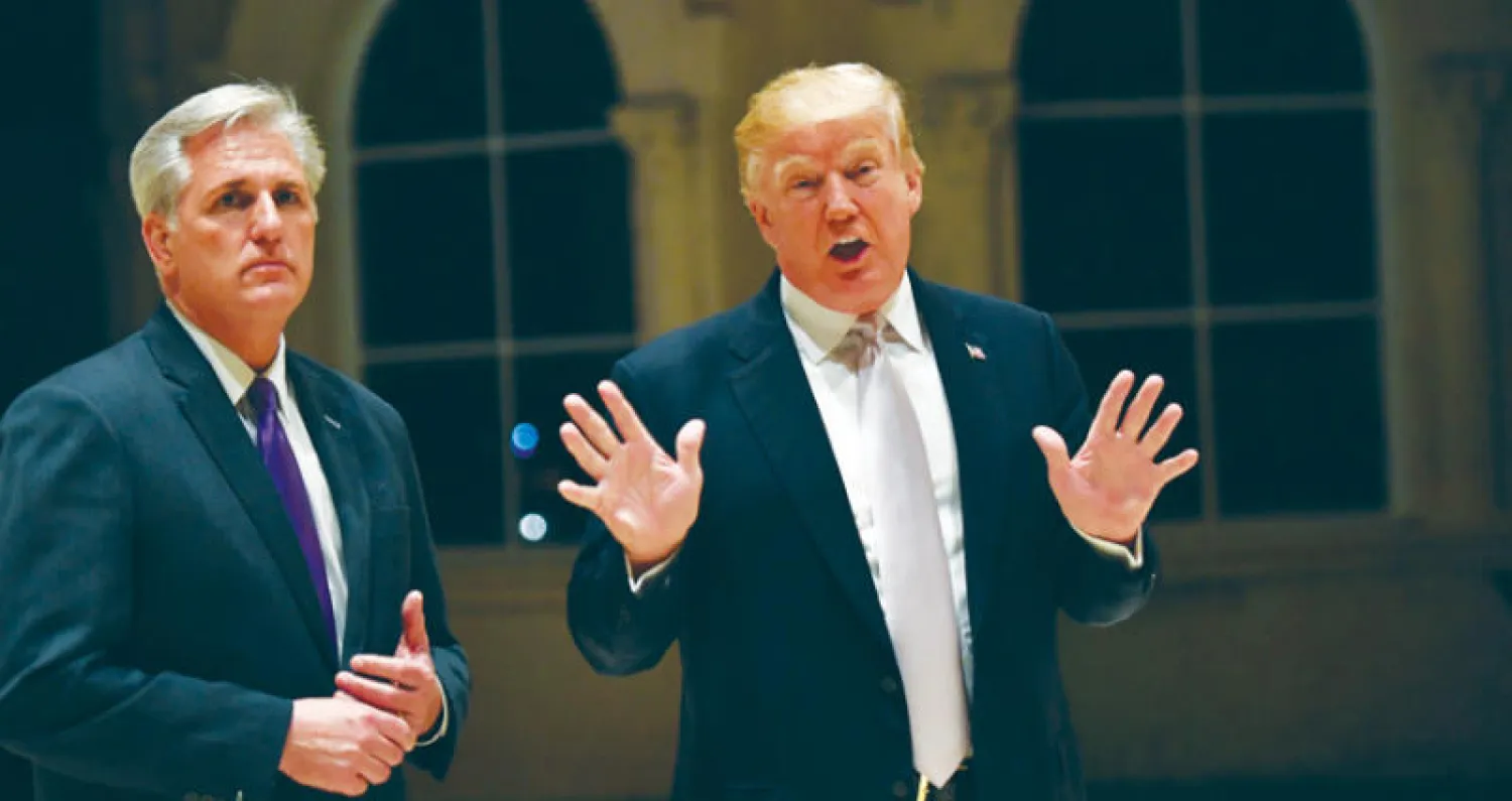 ترمب يخاطب الصحافيين برفقة النائب الجمهوري كيفين ماكارثي مساء الأحد (أ.ف.ب)