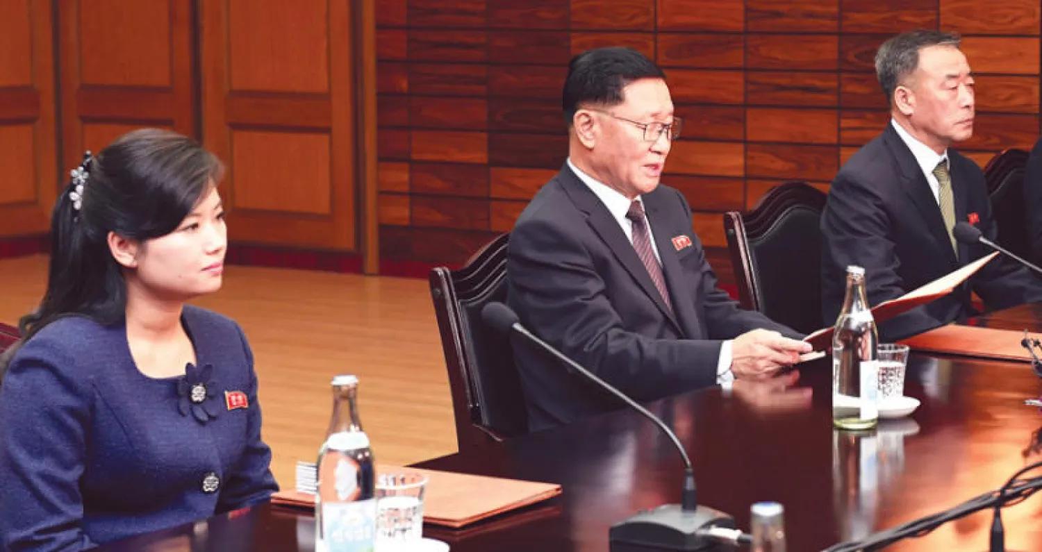 الوفد الكوري الشمالي لدى عقده محادثات في قرية بانمونجوم أمس (أ.ب)