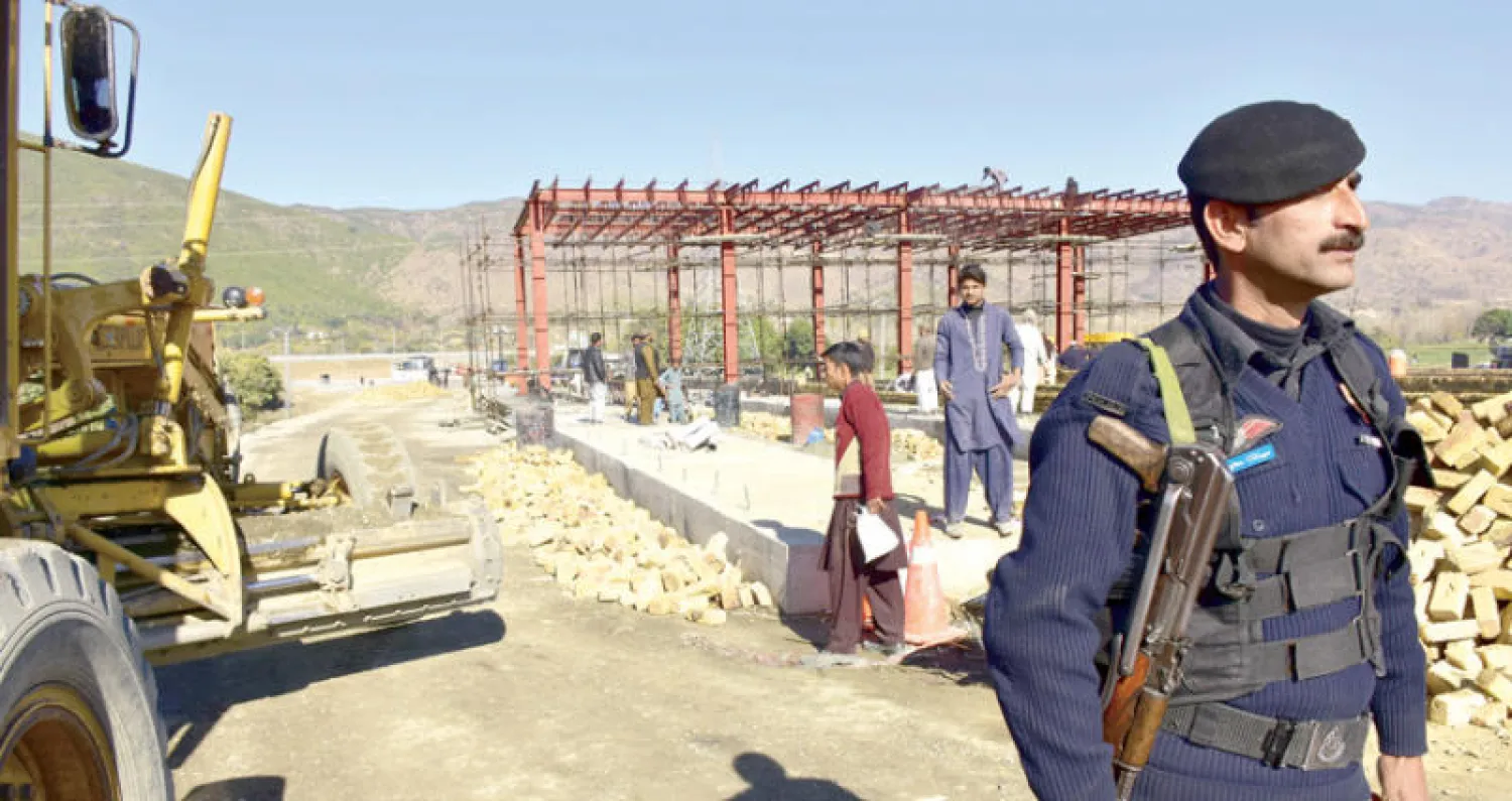 شرطي باكستاني يحرس طريق الحرير الجديد (أ.ب)