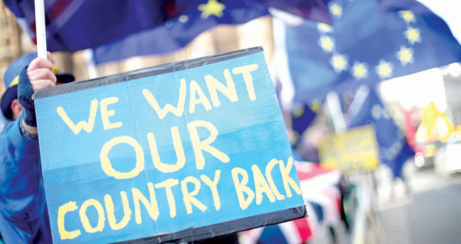 مظاهرة منددة ببريكست أمام مقر البرلمان البريطاني في لندن أمس (رويترز)